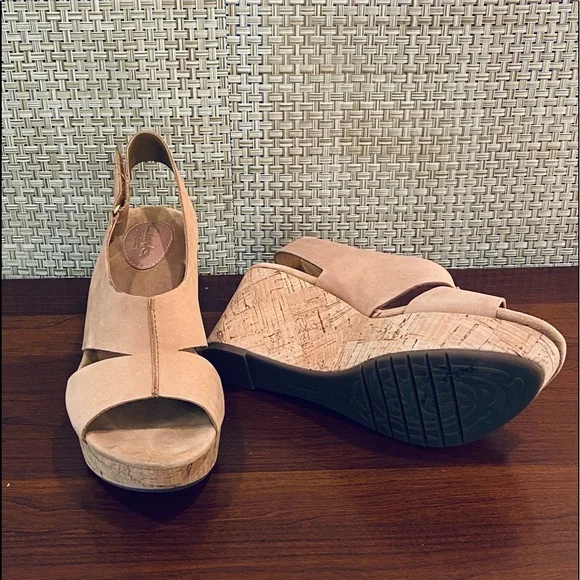 🌟10xHP🌟🌟Like New! Clarks Artisan Wedge Sandals Caslynn Tan Nubuck 9M - Picture 4 of 12